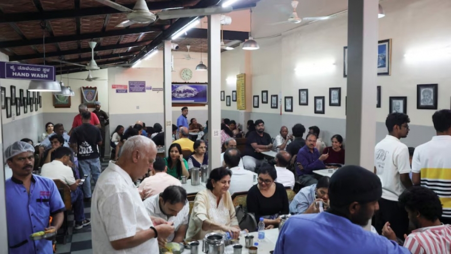 Khan hiếm khí đốt do căng thẳng Trung Đông, nhiều nhà hàng Ấn Độ bỏ nấu ăn nóng